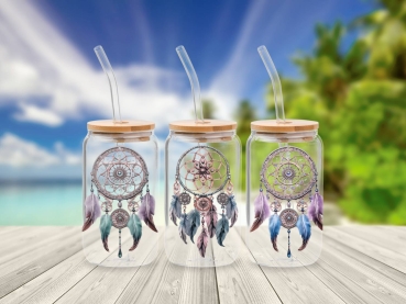 Glasbecher mit Bambusdeckel und Glastrinkhalm, verziert mit einem detaillierten Traumfänger-Motiv in sanften Farben. Der Traumfänger ist mit Federn und Perlen dekoriert und verleiht dem Becher eine mystische und natürliche Ausstrahlung. Der Becher steht v